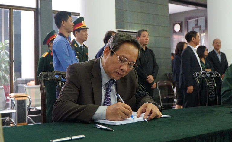 Đồng chí Bí thư Tỉnh ủy Hoàng Đăng Quang ghi sổ tang.