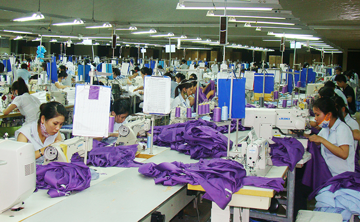 Người lao động của Xí nghiệp May Hà Quảng có thu nhập ổn định.