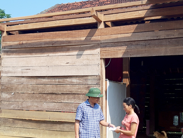 Đồng chí Bùi Anh Tuấn, Chủ tịch UBND huyện Minh Hóa đi kiểm tra và trao tiền hỗ trợ cho những hộ dân bị thiệt hại nặng do lốc xoáy.