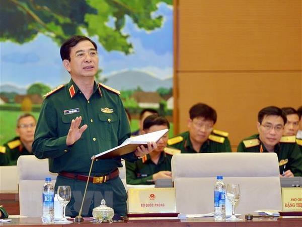 Thượng tướng Phan Văn Giang, Tổng Tham mưu trưởng, Thứ trưởng Bộ Quốc phòng trình bày tờ trình. (Ảnh: Trọng Đức/TTXVN)