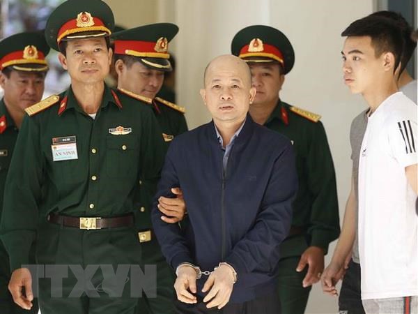 Cong bo ket luan, chuyen ho so vu Ut troc sang Bo Cong an hinh anh 2Lực lượng chức năng dẫn giải bị cáo Đinh Ngọc Hệ vào phiên xét xử. (Ảnh: Doãn Tấn/TTXVN)