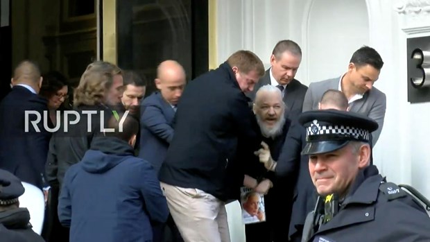 Cảnh sát Anh bắt giữ nhà sáng lập WikiLeaks Julian Assange. (Nguồn: Ruptly)