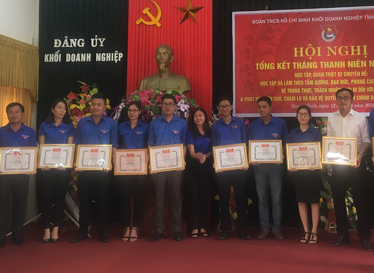 Đoàn Khối doanh nghiệp khen thưởng cho các tập thể, cá nhân có thành tích xuất sắc trong Tháng Thanh niên 2019.