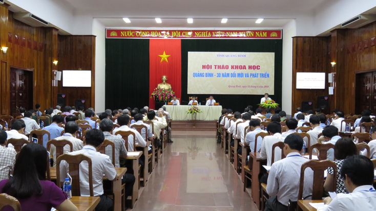Dưới sự điều hành của Ban tổ chức hội thảo đã có nhiều tham luận, ý kiến trực tiếp thảo luận thẳng thắn, tâm huyết, khoa học, tập trung phân tích, đánh giá sự phát triển của tỉnh trong 30 năm qua trên tất cả các lĩnh vực.