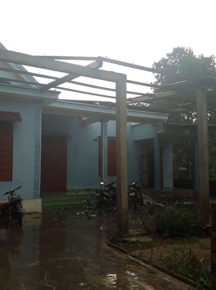 Một số nhà dân bị tốc mái hoàn toàn