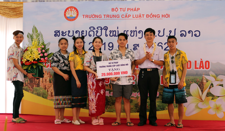 Lãnh đạo trường Trung cấp Luật Đồng Hới tặng hoa, quà chúc mừng các em lưu học sinh đang theo học tại trường.