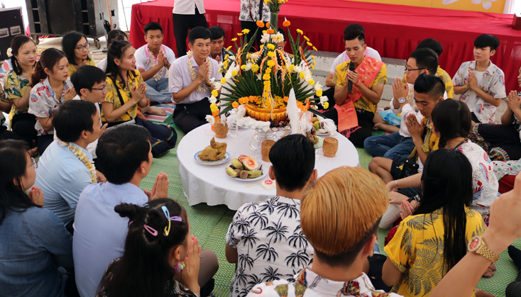  Tiếp đến là nghi thức cúng truyền thống.