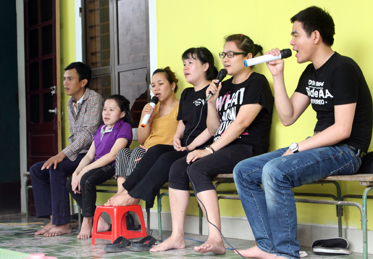 Các thành viên trong CLB TNKT TP. Đồng Hới say mê luyện tập cho đêm diễn vào ngày 16-4 tại công viên Nhật Lệ.