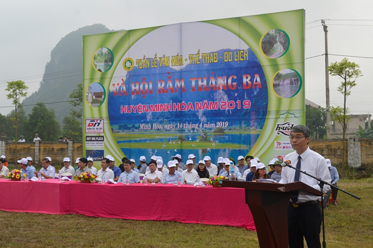 Đồng chí Bùi Anh Tuấn, Chủ tịch UBND huyện Minh Hóa phát biểu khai mạc Tuần lễ Văn hóa - Thể thao - Du lịch và Hội Rằm tháng ba Minh Hóa năm 2019