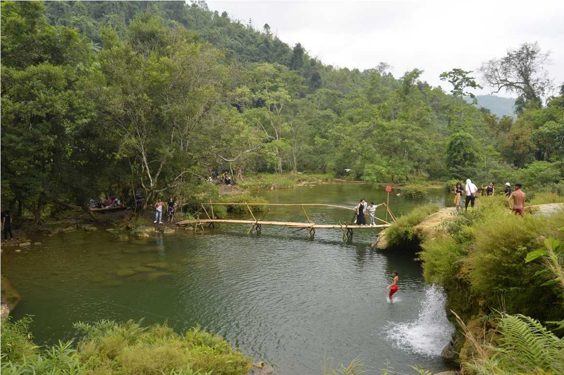 Du khách đến tham quan, khám phá, trải nghiệm tắm suối tại Khu du lịch sinh thái Thác Mơ trong ngày khai trương.