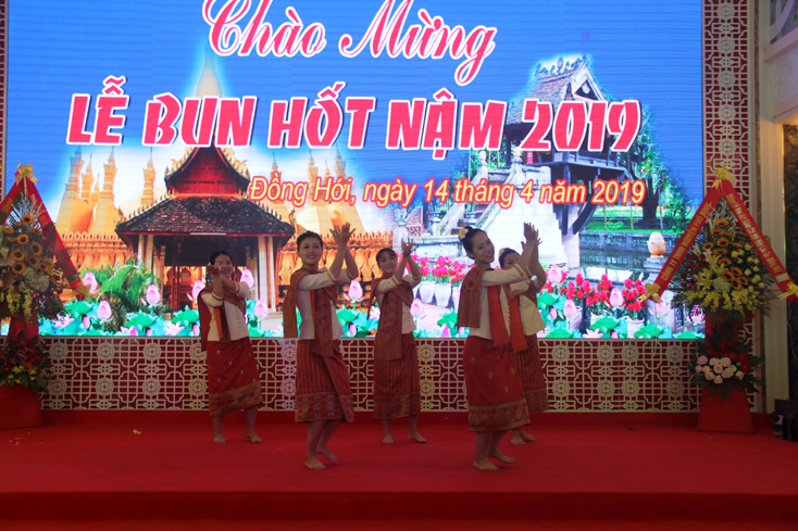 Một tiết mục văn nghệ trong buổi gặp mặt.