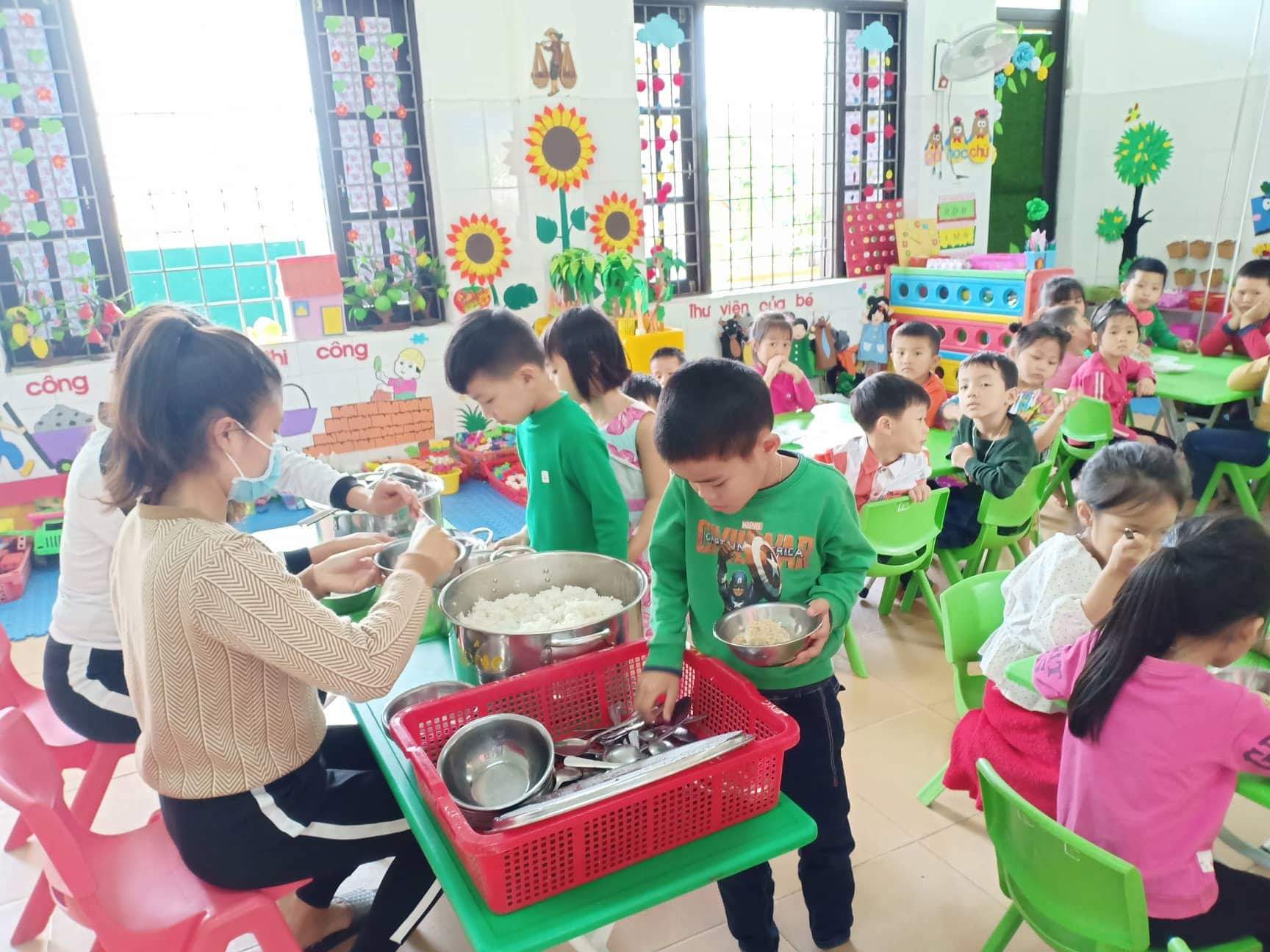 Nâng cao chất lượng bữa ăn nhằm bảo đảm sức khỏe cho trẻ bán trú là nhiệm vụ quan trọng được các trường học quan tâm thực hiện.