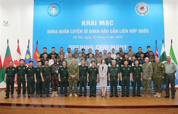 Các đại biểu chụp ảnh chung tại lễ khai mạc. (Ảnh: Xuân Thịnh/TTXVN phát)