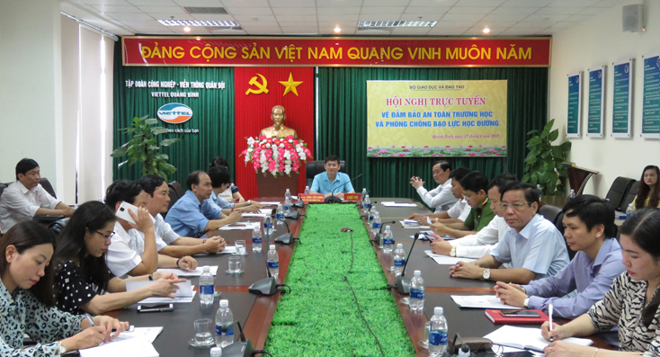 Đồng chí Trần Tiến Dũng, Tỉnh ủy viên, Phó Chủ tịch UBND tỉnh chủ trì hội nghị tại điểm cầu Quảng Bình.