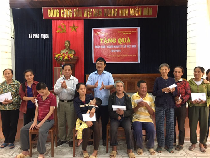 Đoàn đã đến thăm và tặng quà cho người khuyết tật có hoàn cảnh khó khăn trên địa bàn huyện Bố Trạch.
