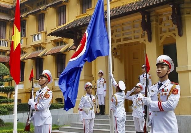 Nghi thức thượng cờ ASEAN tại Trụ sở Bộ Ngoại giao. (Ảnh: Lâm Khánh/TTXVN)