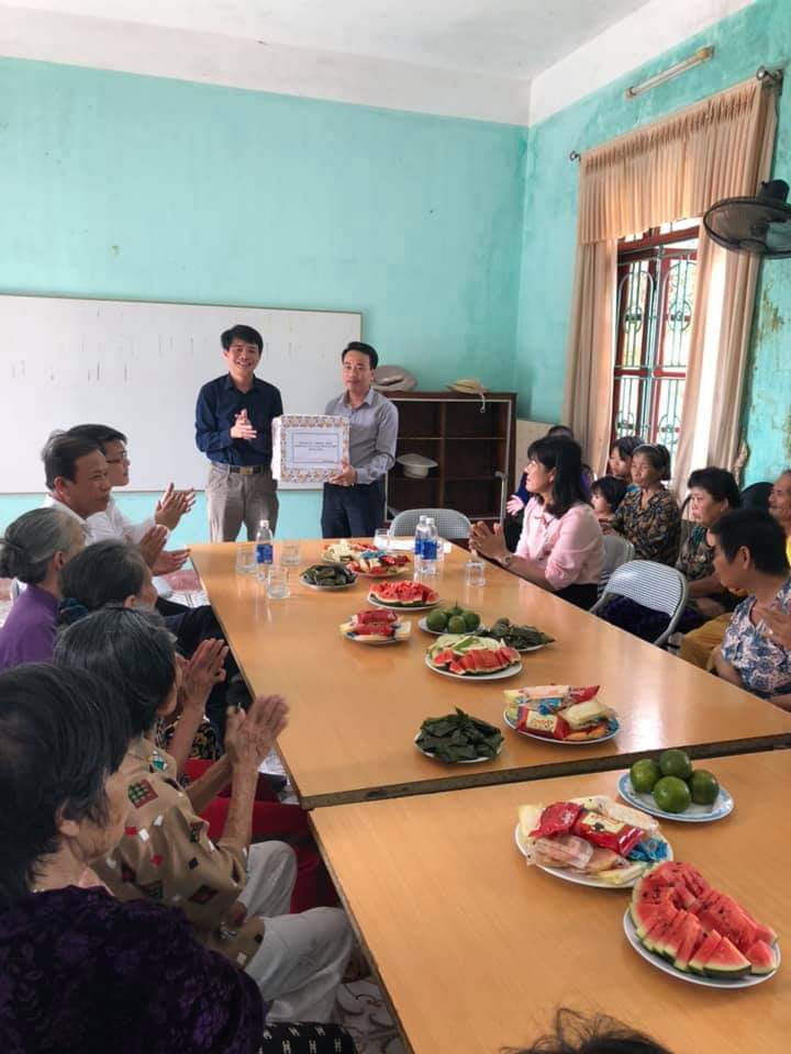 TP. Đồng Hới đã tổ chức đoàn đến thăm, tặng quà cho các đối tượng khuyết tật ở Trung tâm Bảo trợ xã hội tỉnh nhân Ngày Người khuyết tật Việt Nam