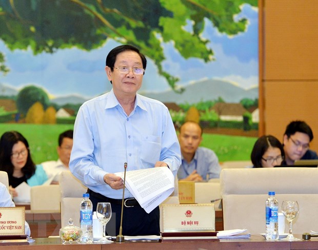 Bộ trưởng Bộ Nội vụ Lê Vĩnh Tân trình bày tờ trình. (Ảnh: Trọng Đức/TTXVN)
