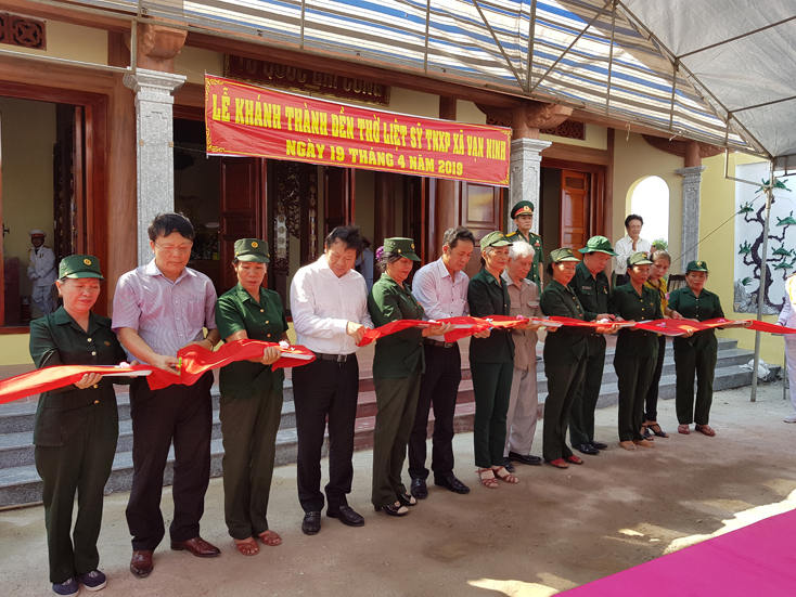Đồng chí Trần Công Thuật, Phó Bí thư Thường trực Tỉnh ủy, Chủ tịch UBND tỉnh, Trưởng Đoàn ĐBQH tỉnh Quảng Bình tham gia cắt băng khánh thành Đền thờ liệt sỹ thanh niên xung phong xã Vạn Ninh.