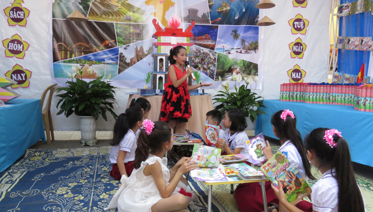 Các em học sinh sôi nổi giới thiệu về những cuốn sách mình đã được đọc và cảm nhận.