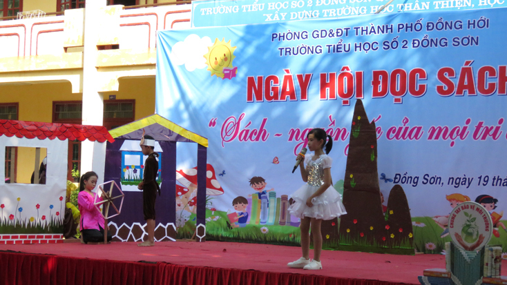 Các câu chuyện từ trang sách đã được các em chuyển tải đến bạn đọc  bằng hình thức sân khấu hóa
