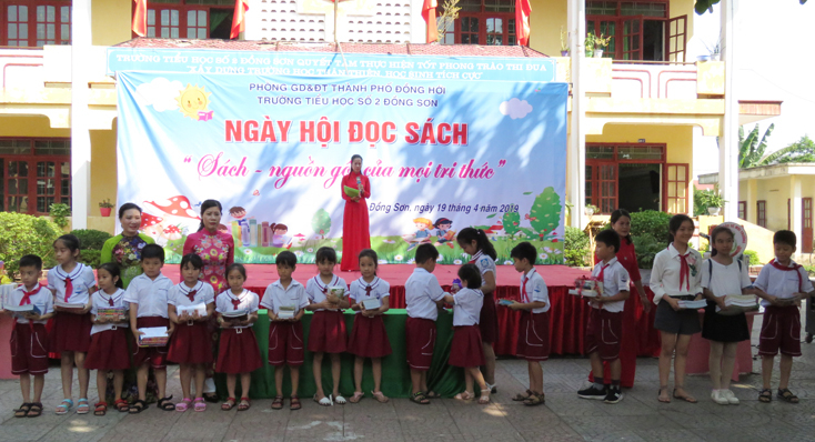 Tất cả học sinh các khối lớp tích cực quyên góp sách làm phong phú thêm thư viện trường học.