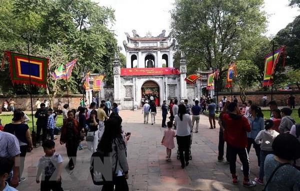 Người dân tham quan Văn Miếu-Quốc Tử Giám. (Ảnh: Danh Lam/TTXVN)