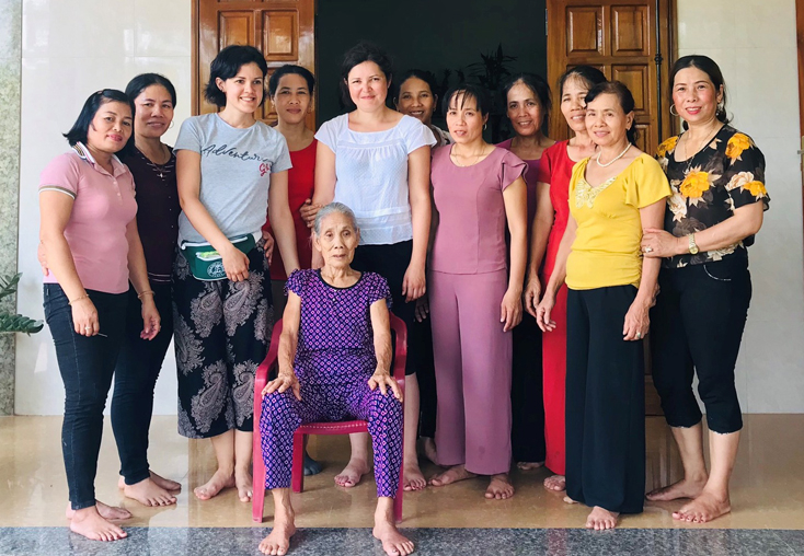 Chị em Elodie cùng các con, cháu gia đình bà Tư.