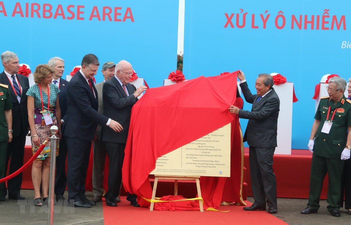 Phó Thủ tướng Thường trực Trương Hòa Bình, Thượng nghị sỹ Patrick Leahy và các đại biểu thực hiện nghi thức khởi động Dự án xử lý ô nhiễm dioxin sân bay Biên Hòa. (Ảnh: Sỹ Tuyên/TTXVN)