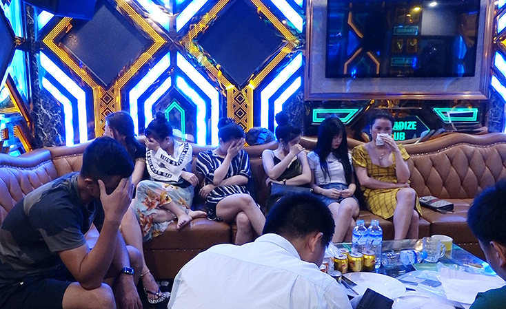 Một số đối tượng bị bắt tại phòng hát của Caraoke Thiên Đường II.