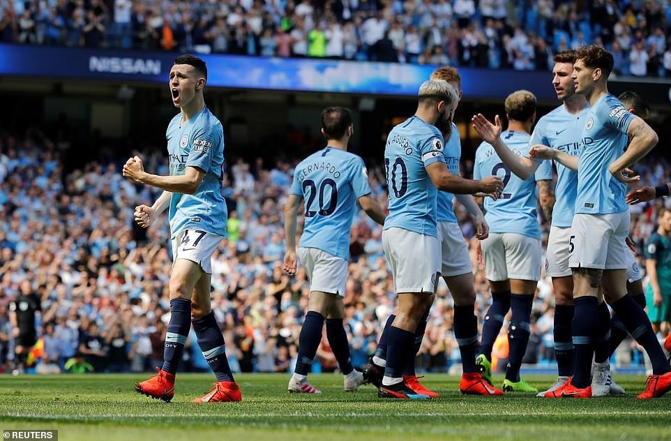  Phil Foden có bàn thắng đầu tiên cho Man City ở Premier League.