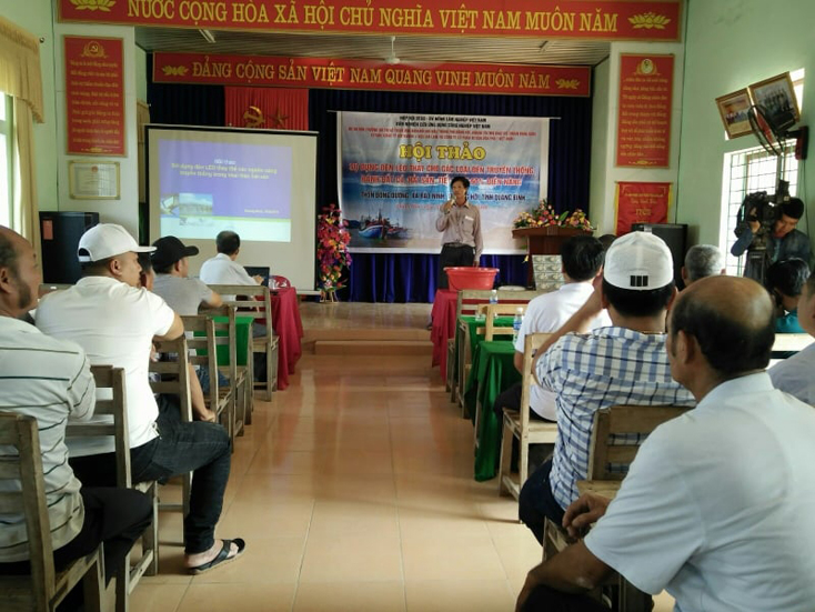Các chủ tàu đang nghe hướng dẫn cách dùng đèn led