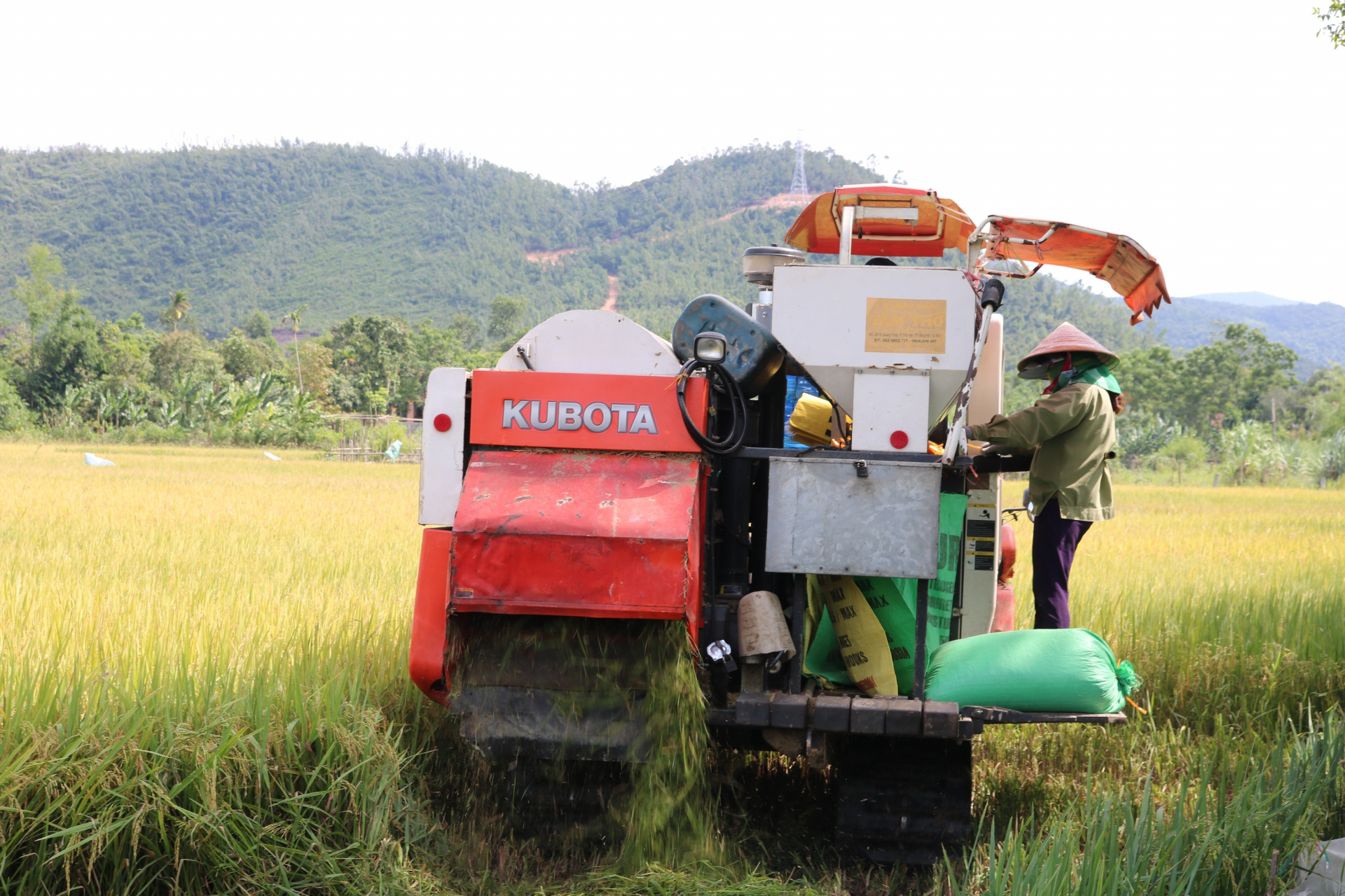 Cơ giới hóa sản xuất nông nghiệp góp phần nâng cao năng suất cho người dân Tiến Hóa