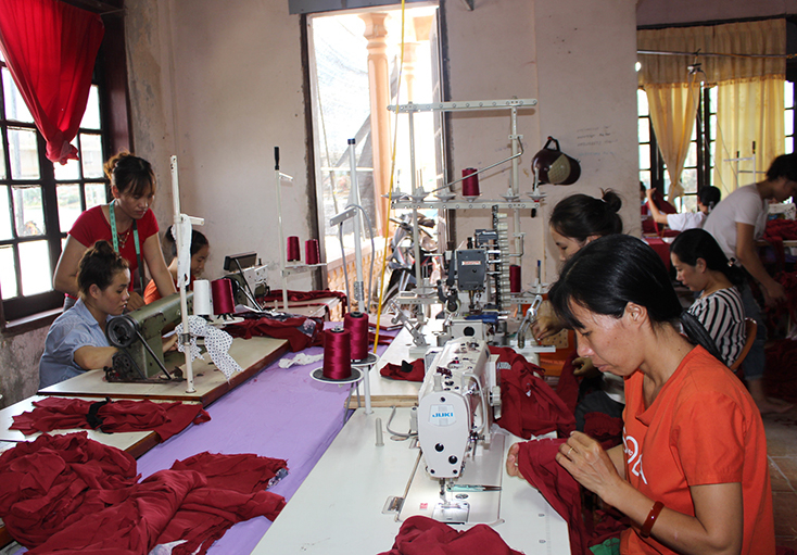 Xưởng may Hồng Luyện (xã Quảng Lộc, TX. Ba Đồn), nơi nâng đỡ những người khuyết tật.