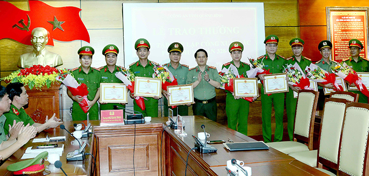 Lãnh đạo Công an tỉnh trao thưởng cho các tập thể tham gia phá chuyên án 328-T.