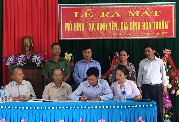 Các hộ gia đình ký cam kết thực hiện các tiêu chí mô hình “Xã bình yên, gia đình hòa thuận”.     