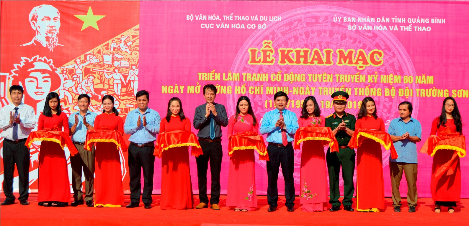 Các đại biểu cắt băng khai mạc triển lãm