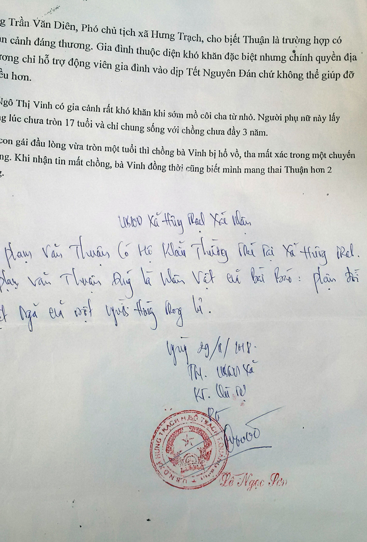 Bài báo viết về số phận “người hùng” Phạm Văn Thuận được bà Vinh photo có xác nhận của chính quyền xã Hưng Trạch trở thành “bảo bối” để bà “hành khất” kiếm tiền thuốc thang cho con trai.