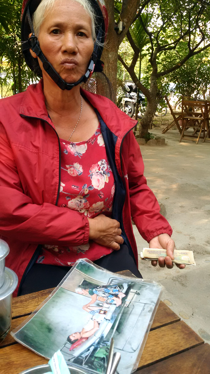Bà Vinh đang xin tiền tại một quán cà phê trên địa bàn TP. Đồng Hới.