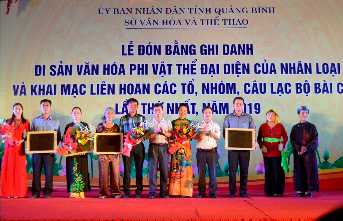 Các đồng chí lãnh đạo tỉnh trao bằng công nhận “Nghệ thuật Bài chòi” là Di sản văn hóa phi vật thể đại diện nhân loại và tặng hoa cho các địa phương có di sản.