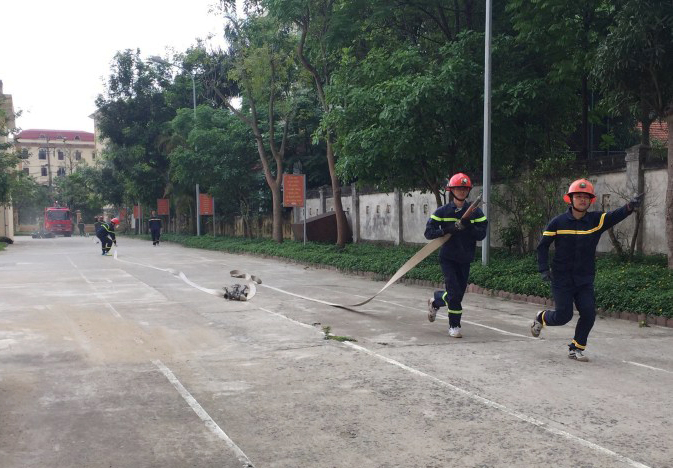 Huấn luyện thực hành các đội hình PCCC cơ bản.