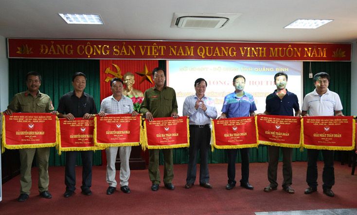 Giám đốc Sở Giáo dục - Đào tạo Đinh Quý Nhân trao giải toàn đoàn cho các đơn vị xuất sắc nhất hội thao Giáo dục QP-AN học sinh THPT toàn tỉnh năm 2019.