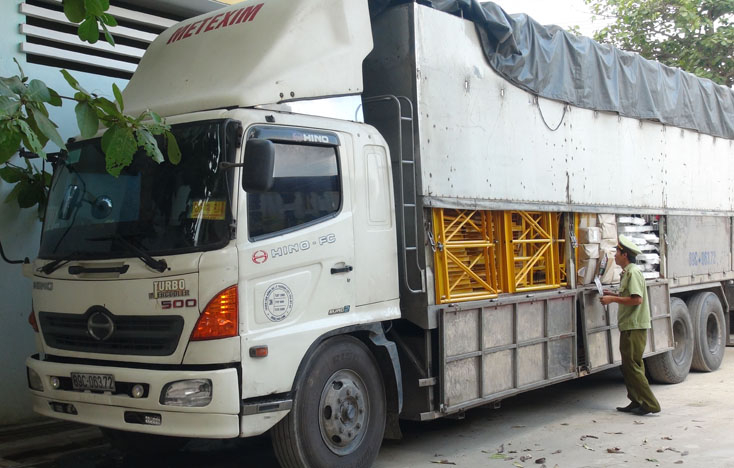 Chiếc xe ô tô tải vận chuyển gần 19 ngàn bao thuốc lá lậu.