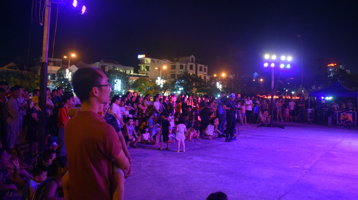 Chương trình đã thu hút đông đảo người dân và du khách đến xem.