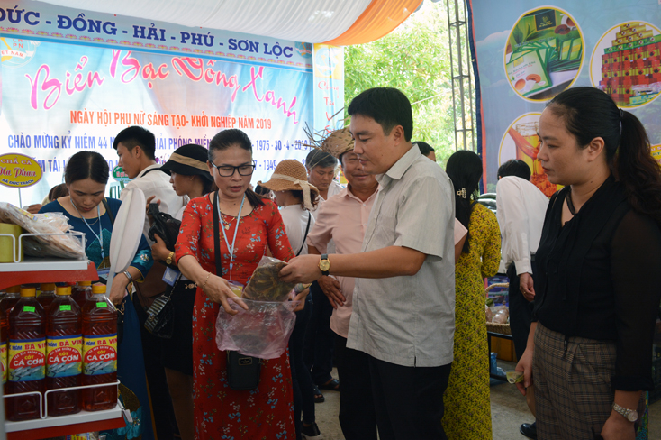 Lãnh đạo huyện Bố Trạch tham quan các gian hàng tại Ngày hội “Phụ nữ sáng tạo-khởi nghiệp”.