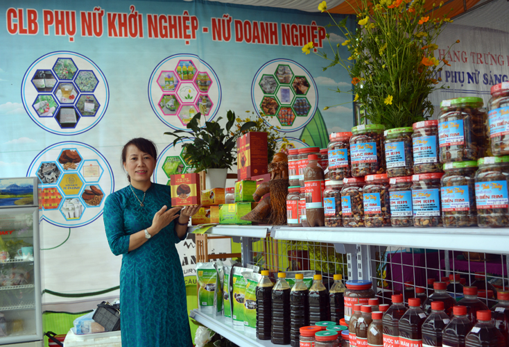 Các mặt hàng sắp xếp trong từng gian hàng phong phú chủng loại, có nhãn mác, bảo đảm đẹp, hợp vệ sinh. 