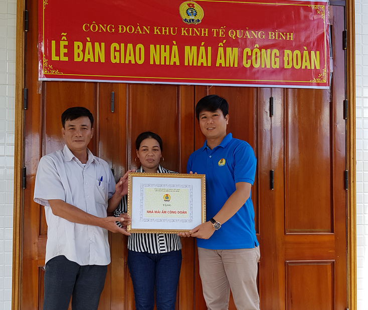 Công đoàn Khu kinh tế bàn giao nhà  