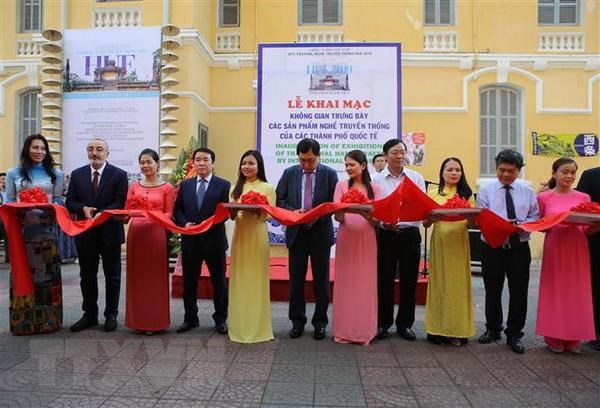  Cắt băng khai mạc Không gian trưng bày các sản phẩm nghề thủ công truyền thống. (Ảnh: Hồ Cầu/TTXVN)