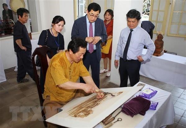  Khách tham quan không gian trưng bày các sản phẩm nghề thủ công truyền thống của Hàn Quốc. (Ảnh: Hồ Cầu/TTXVN)