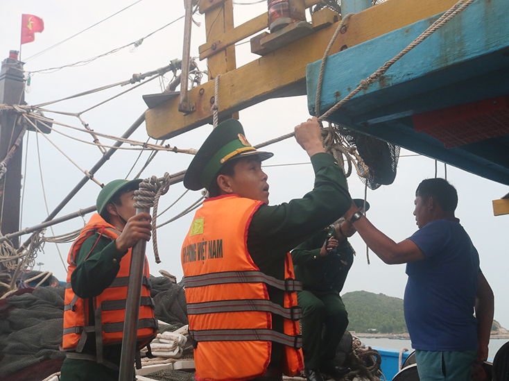 Cán bộ, chiến sĩ Đồn BP Roòn tuyên truyền, PBGDPL cho ngư dân huyện Quảng Trạch.